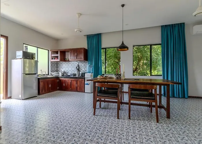 Villa Tropical 2br Garden Pool Villa, Apple Music, Padel